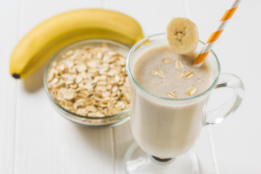 Shake de banana, aveia e proteína